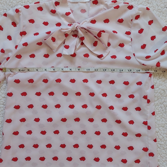 Pink short sleeved kiss mark blouse with neckbow - Picture 4 of 5